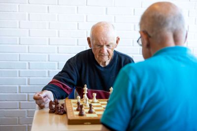 Svend Erik Andersen er kendt som supermotionisten fra Ikast. Nu er den 75-årige blevet fascineret af skak. På denne træningsdag besejrede han endda træneren Bent Ravn Larsen.