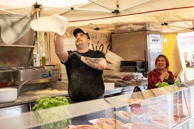 Hvad en ægte pizzabager skal kunne! Til ære for fotografen gav den italienske bager en demonstration på sine evner.