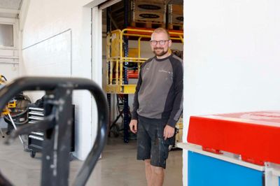 Simon Ellesen viser gerne rundt i virksomhedens nye lokaler på Fabriksvej. Sammen med sin kompagnon, Peter Sejergaard, driver han Sejergaard & Ellesen.