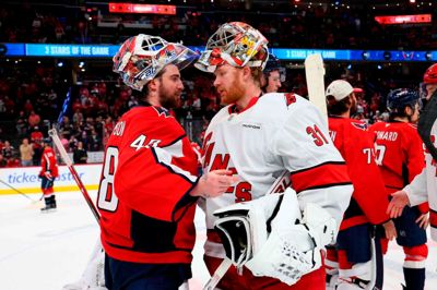 Respekt mellem kolleger: Washingtons Logan Thompson takker Frederik Andersen (t.h.) for kampen. Frederik Andersen har vist storspil gennem hele slutspillet. Ingen NHL-målmand har en bedre redningsprocent end herningenseren.