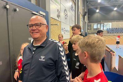 Det er Torben Nielsen, der er idémanden bag det årlige hockeystævne på Kildebakkeskolen. Eleverne fortæller ham gerne om kampens resultater - også selv om det ikke blev til en sejr.