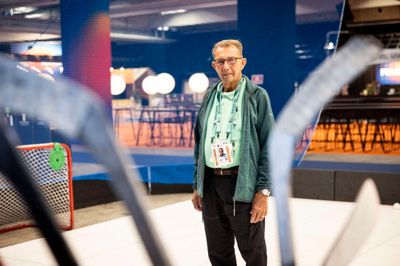 Gunnar Engsig Thomsen har forskellige opgaver som frivillig i »puck teamet«. Blandt andet skal han hente pucker i fryseren og lægge på plads ved spillerboksene, inden de skal varme op.