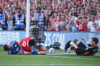 Det så grimt ud, da Nottingham Forest-angriberen krøllede sammen om stolpen i fuld fart i søndagens opgør mod Leicester.