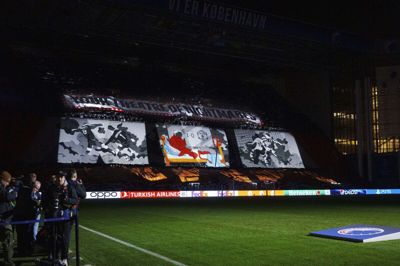 FCK-fansene på Sektion 12 har længe stået for tifoer til de vigtigste kampe, men nu er arbejdet sat på pause. (Arkivfoto).