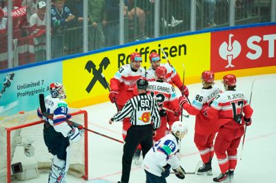 Danmark slog Norge med 6-3. Det var tre på stribe i Boxen.