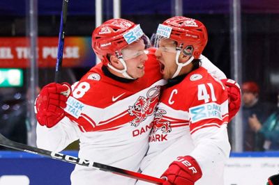 Blue Fox-kaptajn Morten Poulsen (t.v.) jubler her med kaptajn Jesper Jensen Aabo, efter at sidstnævnte scorede i fredagens kamp mod Ungarn.