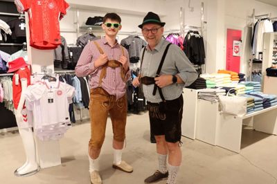 Nicolai Strøm Larsen (t.v.) og Hans Jørn Hansen er hoppet i flotte lederhosen og er klar til at byde kunderne velkommen i Sport 24 ved årets Check-in-fest i Strøgcentret.