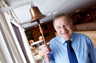 Erik Vinther Kristensen vil blive husket som et generøst og lunt menneske, altid med et skævt smil på læben og med evnen til at gøre en forskel for andre. Her ringer han ud med klokken på Herning HF & VUC for sidste gang i 2010.