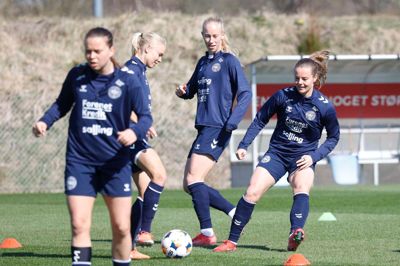 Pernille Harder (på bolden) og Emma Færge (t.h.) er to af de midtjyske kvinder, der er blevet udtaget til de forestående kampe i UEFA Nations League. Her træner de med landsholdet på hybridbanen i Herning Fremad.