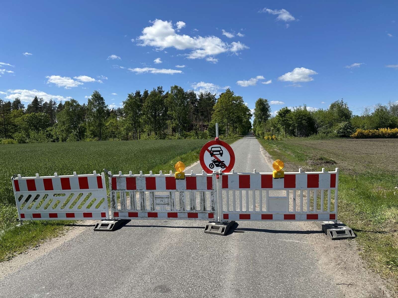Koldkurvej mellem Hagebro og Sdr. Resen er nu spærret for gennemkørsel på ubestemt tid, så kun de faste beboere i begge ender har adgang til deres bopæl. Der er ingen adresser i selve Mølgård Plantage i baggrunden, hvor det gamle brunkulsleje ligger.