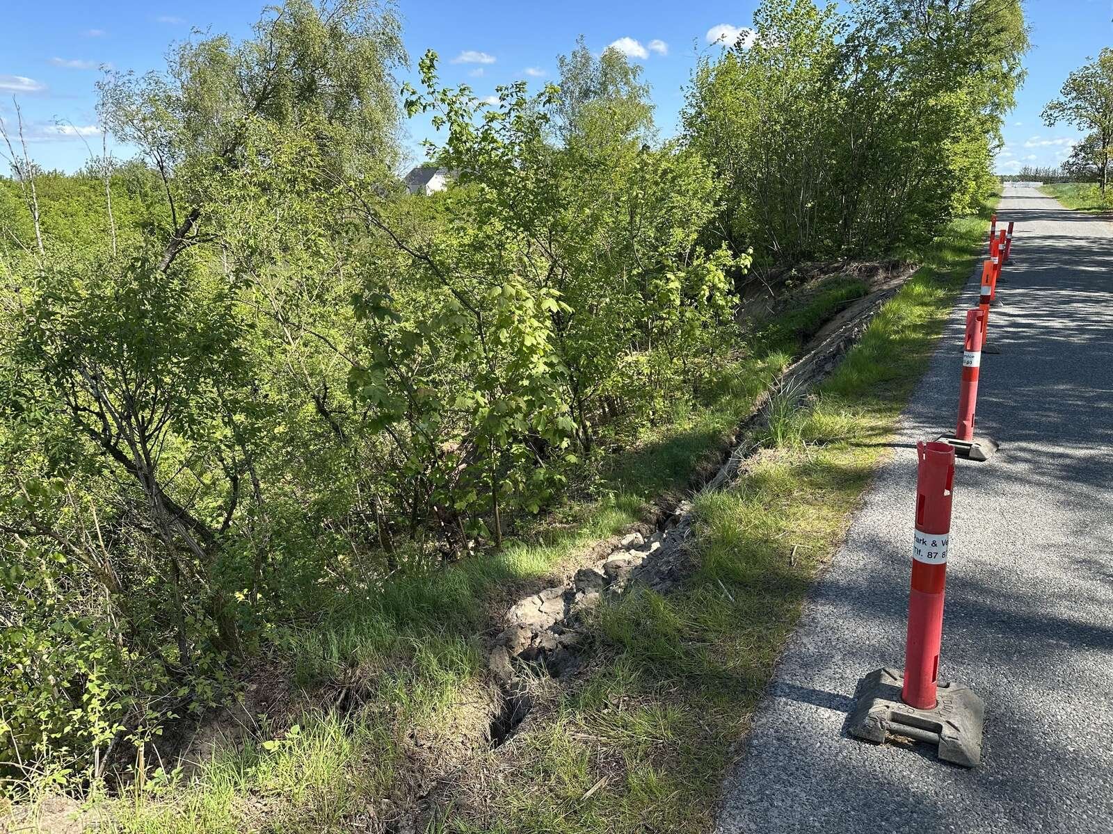 Efter jordskreddet, som vurderes til et areal på 40 gange 20 meter med en sætning på to-tre meter, er der nu kun omkring en halv meter tilbage af rabatten.