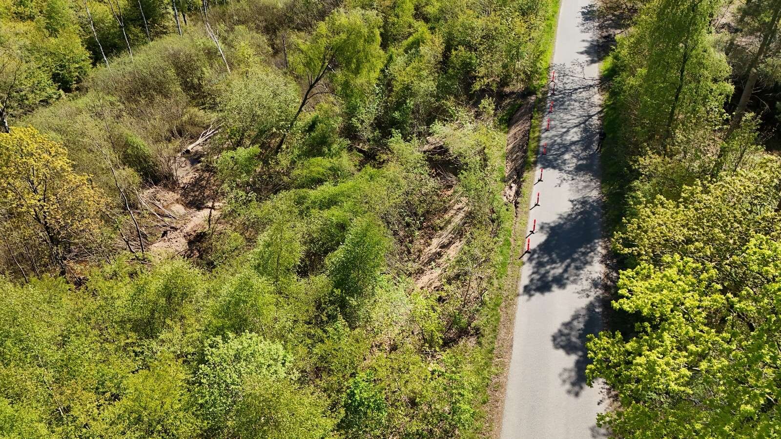Viborg Kommune har haft en drone i luften for at skabe sig et overblik over det jordskred ved et gammelt brunkulsleje, der nu har fået kommunen til at afspærre Koldkurvej mellem Hagebro og Sdr. Resen.