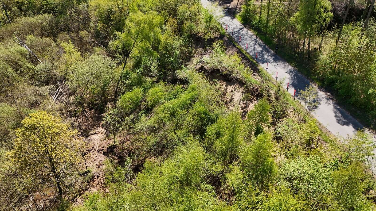 Viborg Kommune har haft en drone i luften for at skabe sig et overblik over det jordskred ved et gammelt brunkulsleje, der nu har fået kommunen til at afspærre Koldkurvej mellem Hagebro og Sdr. Resen.