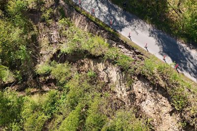 Viborg Kommune har haft en drone i luften for at skabe sig et overblik over det jordskred ved et gammelt brunkulsleje, der nu har fået kommunen til at afspærre Koldkurvej mellem Hagebro og Sdr. Resen.