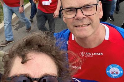 Fanmarchen fra Orientkaj og ind til Parken på Østerbro blev en vild tur. 6-8000 SIF-fans gik gennem gaderne, mens københavnerne fra altanerne vinkede og smilede. Kristi himmelfartsdag 2024 blev en dag, min kære hustru og jeg aldrig glemmer.