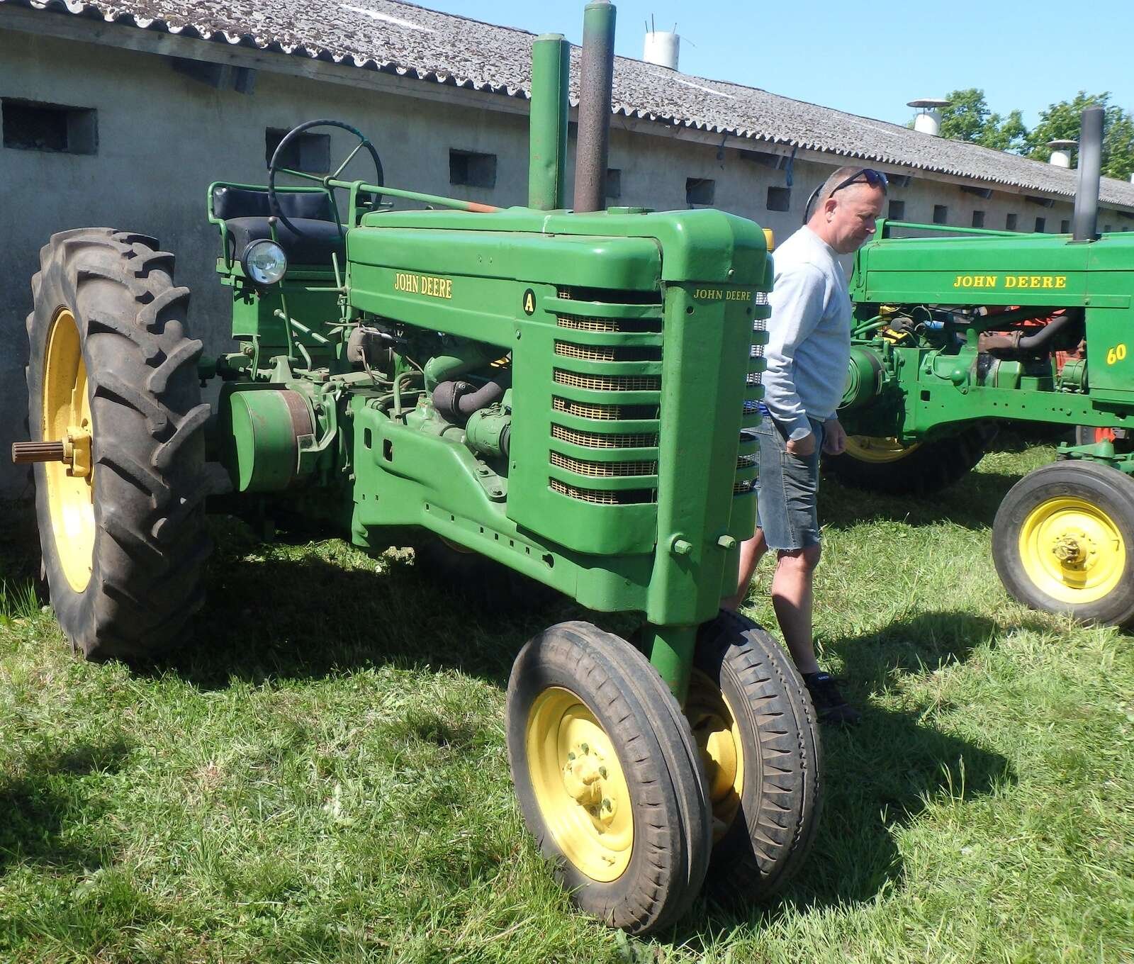 John Deere A-60, mellemstørrelse traktor med tocylindret motor indtil 1960. Privatfoto