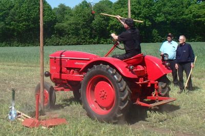 Denne tocylindrede Hanomag R228 dieseltraktor med totaktsmotor er før blevet brugt til den traditionsrige traktorringridning ved Ulbjerg Traktormuseum. Privatfoto