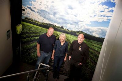 Familien Vestergaard med sønnen Peter, mor Birte og far Klaus driver Danroots, der har 700 hektar med grøntsager samt korn at gøre godt med i Midtjylland. Størstedelen af grøntsagerne er gulerødder. Foto: Martin Ballund