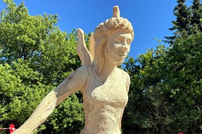 Inde i dette egetræ gemte sig en fe, som kunstner Søren Brynjolf lokkede frem med motorsaven. Privatfoto