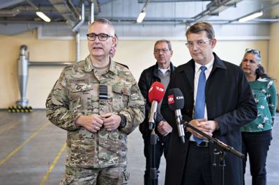 Tidligere forsvarschef Flemming Lentfer (tv.) får omkring fire millioner kroner med sig i sin fratrædelsesaftale med Forsvarsministeriet. Han blev sidste år hjemsendt af forsvarsminister Troels Lund Poulsen (V), der ikke havde tillid til den daværende forsvarschef. (Arkivfoto).