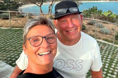 Sussi Bomholt Larsen og Henrik Træholt - her på Sardinien - kører ikke afsted i autocamperen hver dag. - Vi er gode til at fordybe os - også i de nye venner og bekendtskaber, vi møder - og er desuden meget spontane, fortæller de. Foto: Sussi og Henriks Vanlife