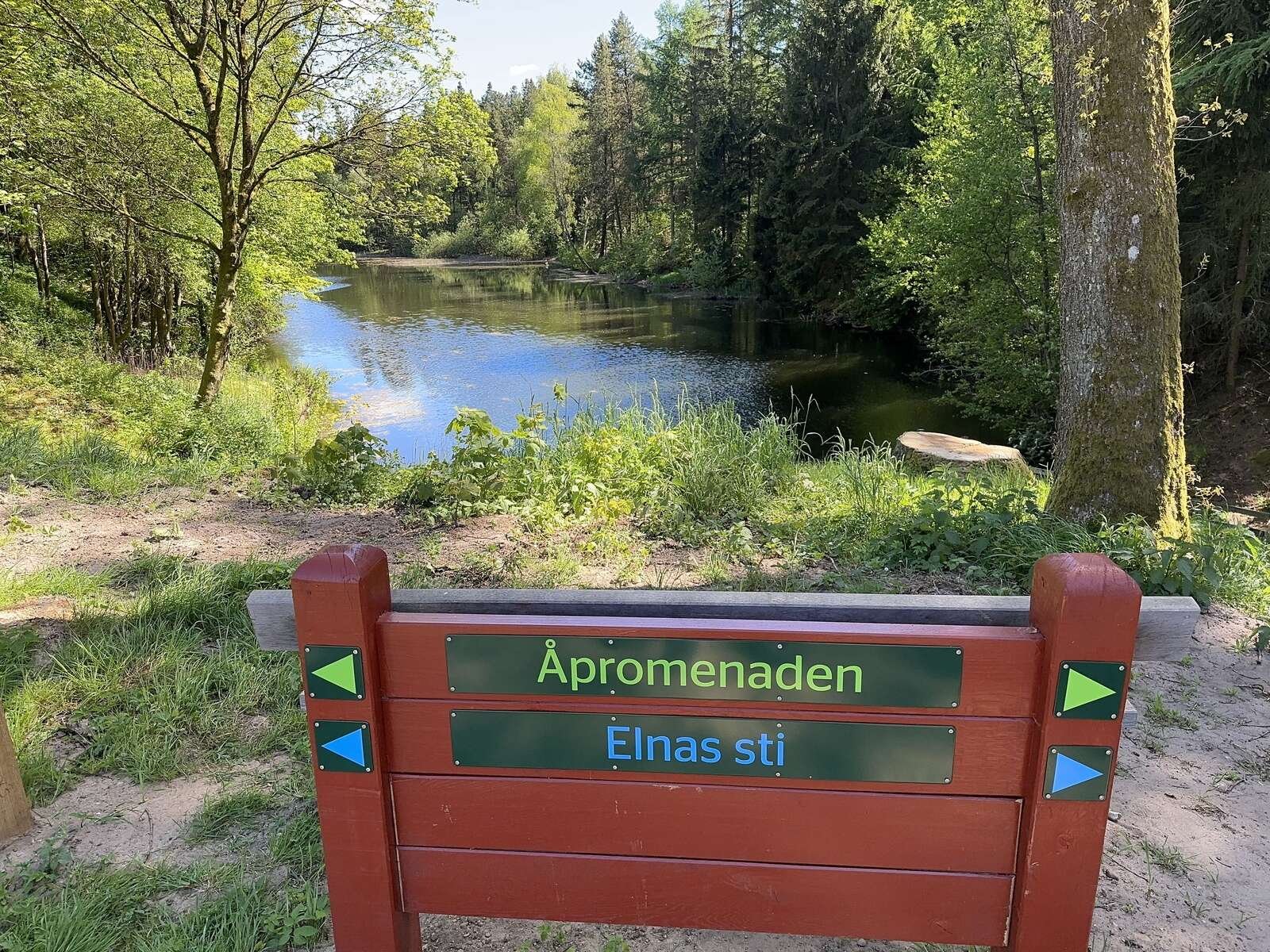 Idyllisk og romantisk tager den sig ud, Sdr. Resen Naturpark, der ud over handicapvenlig adgang til søen også rummer fire forskellige vandrestier af varierende længde.