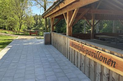 Med tilføjelsen af Brunkulspavillonen er Sdr. Resen Naturpark på Bavnevej 21 for alvor blevet en attraktiv destination for gæster både inde- og udefra. Pavillonen har også handicapvenligt toilet og et stort depotrum.