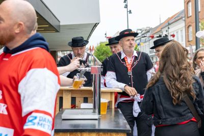Der blev langet masser af øl over disken i midtbyen i weekenden.