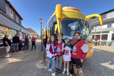 En skriggul bus og 50 tjekkiske fans ankom mandag aften til Vildbjerg. Tirsdag morgen kørte de til Herning for at se hockey, inden de igen satte kursen mod Tjekkiet - efter halvandet døgn i Danmark, masser af kampe, fest og farver.