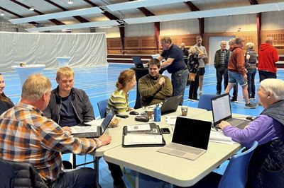 Både i Sparkær og Mønsted mødte omkring 75 potentielle varmekunder op, da varmegruppen i Mønsted og Sparkær i starten af maj afviklede to fjernvarmecafeer for at opnå 63 procents tilslutning til et fjernvarmeprojekt før den 1. juni. Her bliver der i Østfjendshallen regnet på, om det kan svare sig. Privatfoto