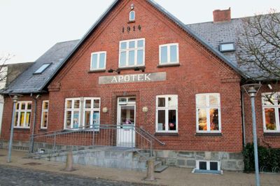 I 111 år har der været drevet apotek fra samme adresse i Vildbjerg. Nu er bygningen solgt, og apoteker Christian Hougaard håber, han snart kan løfte sløret for, hvor apoteket skal flytte hen.