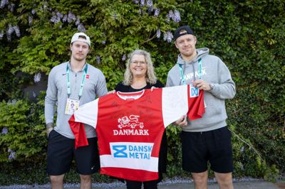 Conni Bonne var så heldig at vinde en signeret landsholdstrøje gennem Hygge Hockey Herning, og det var ikke hvem som helst, som overrakte den, for det var landsholdspillerne Mikkel Aagaard og Nick Olesen.