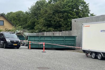 Nedbrydningen af brandtomten i Vildbjerg er begyndt. Matriklen blev solgt til 338.000 kroner sidst i maj.