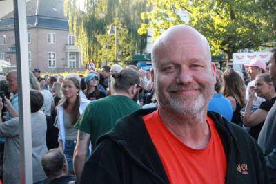 Claus Friis er kendt for at arrangere sommerkoncerter på havnen i Silkeborg. I disse dage er han travlt optaget med at arrangere fanzone i næste uge.