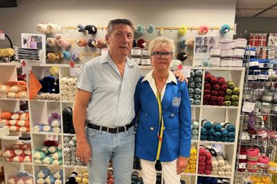 Det er 10 år siden, at Vivis Butik åbnede. Det bliver fejret ved Check-in-festen, hvor butikken har valgt at være Danmark, så de kan fejre sig selv med masser af dannebrogsflag.