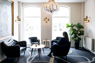Hotel Eyde har onsdag fået nye og prominente gæster, idet det danske ishockeylandshold er tjekket ind.