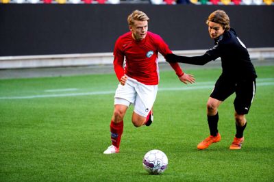 Oscar Fuglsang kom til SIF fra AGF som 2. års U17. Senere fik han en fuldtidskontrakt, men har brugt størstedelen af tiden på lejeophold i Nykøbing FC og FC Fredericia.