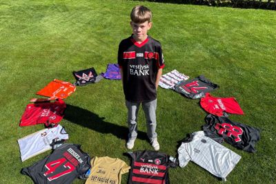Oliver Rønn Svinth brænder for FC Midtjylland. Så meget, at den 14-årige fodboldfan fra Lind nærmer sig 1100 dage, hvor han hver dag har været iført en FCM-trøje.