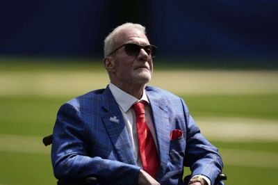 Indianapolis Colts-ejer Jim Irsay er død i en alder af 65 år. Her ses han til en NFL-kamp i september sidste år.
