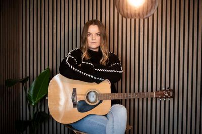 32-årige Nikita med det poetiske efternavn Elvervind gik videre blandt tusindvis af deltagere i den internationale sangskrivningskonkurrence »The John Lennon Songwriting Contest« med sangen »I Do Myself«.
