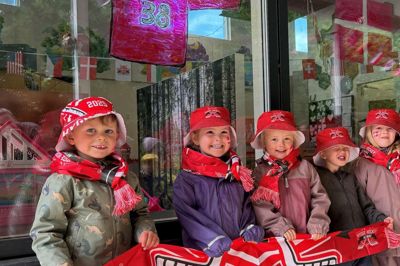 Børnenes smil var store ovenpå deres nye ishockey-merchandise - og vistnok også over at de fik lov til at sige »hundetiiiiis« for at kunne smile på billedet.