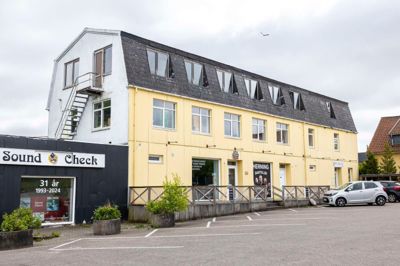 Byplan- og bosætningsudvalget har sagt ja til, at den tidligere trikotagefabrik på Silkeborgvej 27F-G kan nedrives, så en større byudvikling på stedet kan komme videre. Det skete dog ikke uden indsigelser fra både lokale og nationale aktører.