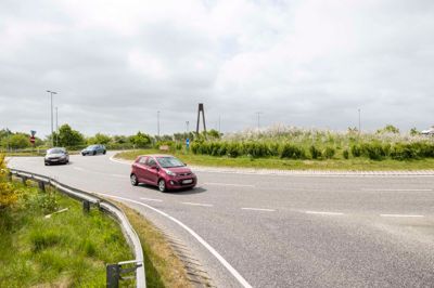 Det bliver her i rundkørslen, hvor Dronningens Boulevard møder motorvejen, at den nye skulptur vil blive stillet op.