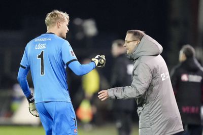 Cheftræner Thomas Thomasberg (t.h.),der her har en taktisk dialog med keeper Jonas Lössl, håber og tror på, at FCM kan gentage afslutningen fra sidste sæson.