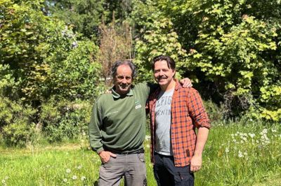 Charles Le Strange (til venstre) og Kenneth Vestergaard Søbjerg arbejder med biodiversitet i deres haver.
