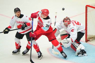 Morten Poulsen truede flere gange det canadiske mål og fik også scoret. Målet blev dog annulleret.
