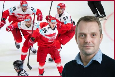 Dansk ekstase på isen efter 2-1-målet: Nick Olesen (nr. 95) vippede den løse puck op i nettaget, efter Nicklas Jensens (nr. 17) hårde hug fra spids vinkel. Nicholas B. Jensen (nr. 48) og Patrick Russell (nr. 63) jubler med. Det samme gjorde Folkebladets sportsredaktør på pressepladserne i Jyske Bank Boxen.