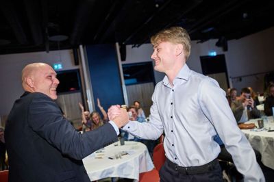 Der var stor glæde, da Christian Søgaard (t.h.), René Andresen og Jyske Bank kunne løbe med titlen som årets praktikplads hos erhvervsakademierne.