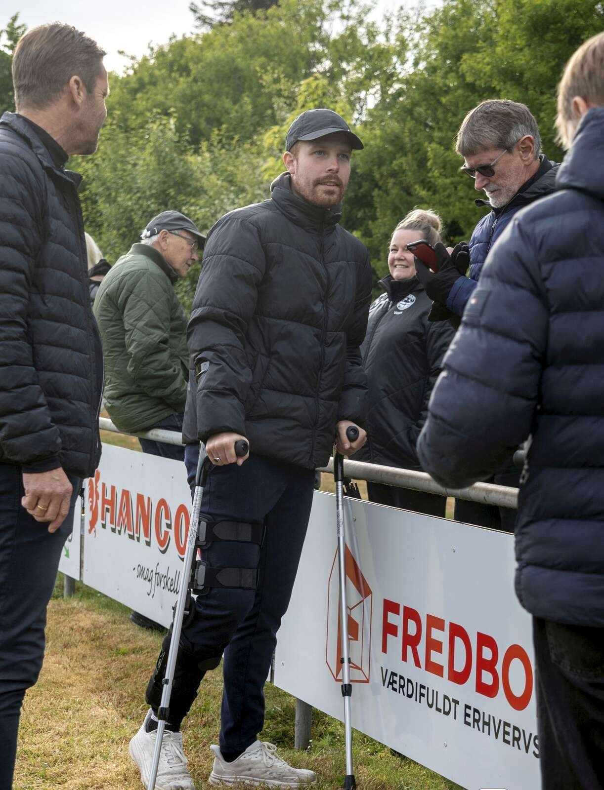Oliver Andersen mødte op til Sparkær IF's udebanekamp i Skals med krykker efter at have sprunget et korsbånd i den foregående kamp mod Løgstrup. Foto: Jacob Mackenhauer