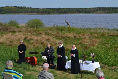 Det er under åben himmel og med udsigt til Bølling Sø, at der 9. juni holdes fælles friluftsgudstjeneste ved bredden af den nu 20 år gamle genskabte sø.